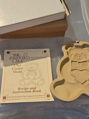 The Pampered Chef Beige Teddy Bear Clay Cookie Mold with Recipe Booklet Z2